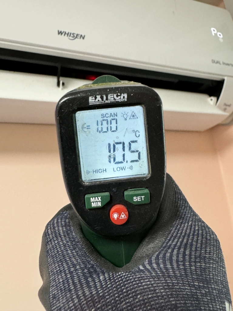 부천 에어컨 설치, 업체를 선택하는 기준, 선정의 중요성 3가지 부천 에어컨 설치 이후에 온도계를 이용해서 토출 온도 확인