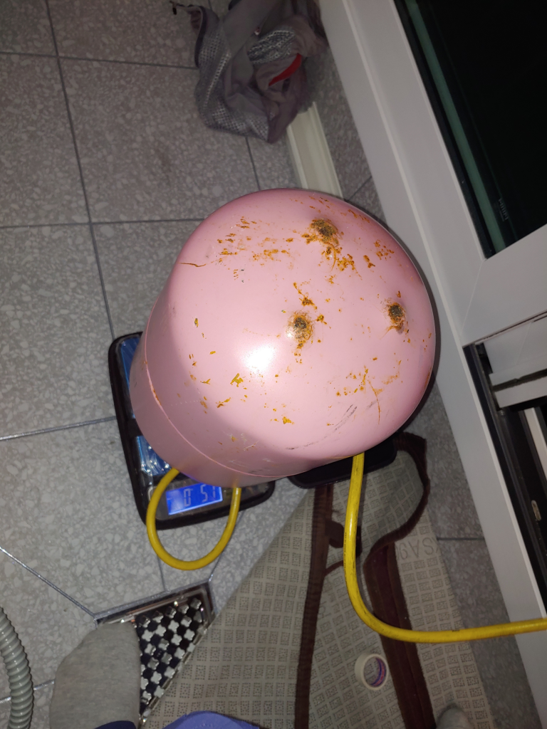 인천 에어컨 설치 과정 확인해야 할 3가지 R410냉매 가스를 저울을 이용해서 가스 주입