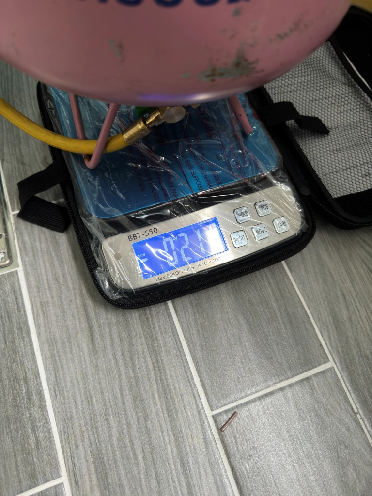 부천 에어컨 설치, 업체를 선택하는 기준, 선정의 중요성 3가지 저울을 이용해서 정량으로 냉매 가스 충전하는 모습