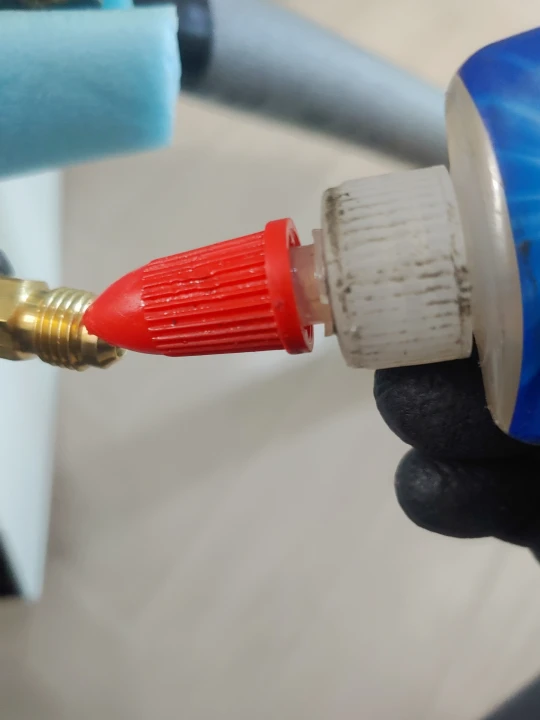 용인 삼성 벽걸이 에어컨 설치 과정 및 업체 선정할 때 확인 사항 5가지 실란트 접착제를 연결 부위에 바르기