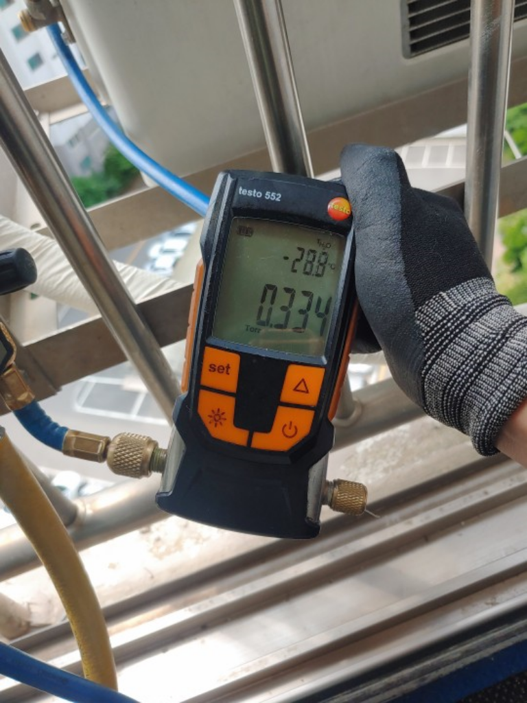 용인 삼성 벽걸이 에어컨 설치 과정 및 업체 선정할 때 확인 사항 5가지 디지털 진공 게이지를 이용한 진공도 확인, 0.334토르