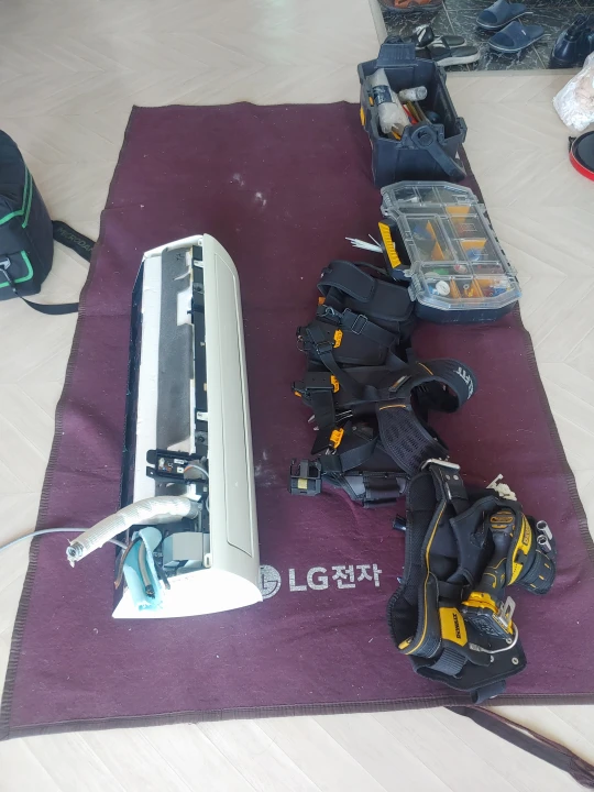 용인 삼성 벽걸이 에어컨 설치 과정 및 업체 선정할 때 확인 사항 5가지 용인 삼성 벽걸이 에어컨 설치 하기 위해서 작업매트 및 공구를 준비해서 위치 선정하는 모습